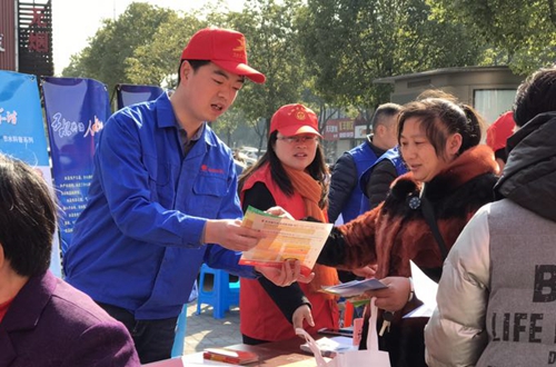 黨員志愿者在云東社區(qū)進(jìn)行燃?xì)獍踩麄?jpg 黨員志愿者在云東社區(qū)進(jìn)行燃?xì)獍踩麄?jpg